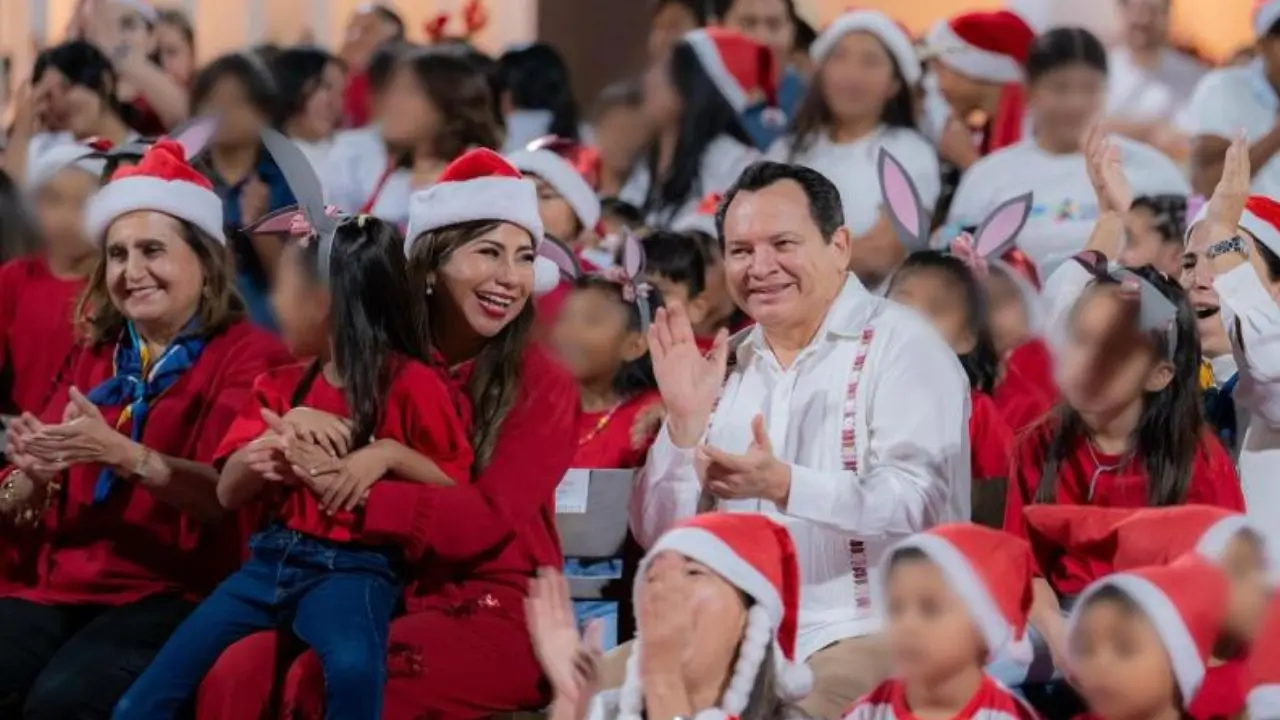 El gobernador Joaquín Díaz Mena y la presidenta Honoraria del DIF Yucatán, Wendy Méndez Naal, participan en la posada de Casa Otoch.- Fuente Gobierno del Estado