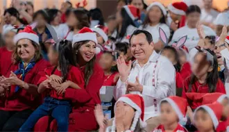 Joaquín Díaz Mena convive con infancias y juventudes de Casa Otoch durante su posada de Navidad