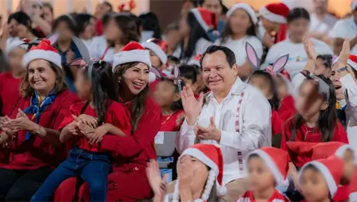 Joaquín Díaz Mena convive con infancias y juventudes de Casa Otoch durante su posada de Navidad Joaquín Díaz Mena convive con infancias y juventudes de Casa Otoch durante su posada de Navidad