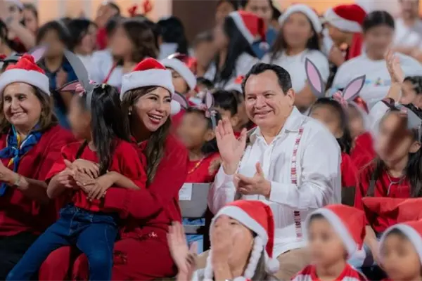Joaqu&iacute;n D&iacute;az Mena convive con infancias y juventudes de Casa Otoch durante su posada de Navidad
