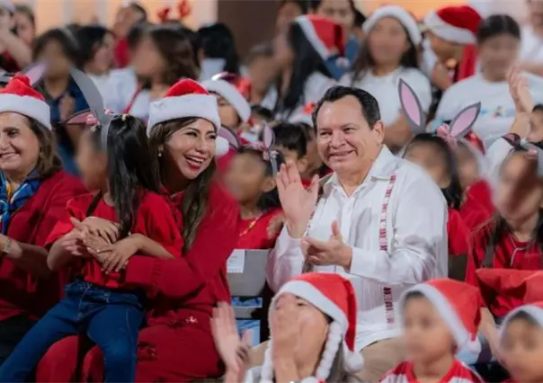 Joaqu&iacute;n D&iacute;az Mena convive con infancias y juventudes de Casa Otoch durante su posada de Navidad