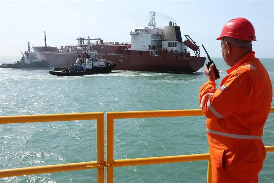 Armada de Venezuela custodia buques petroleros ante el acecho de los Estados Unidos