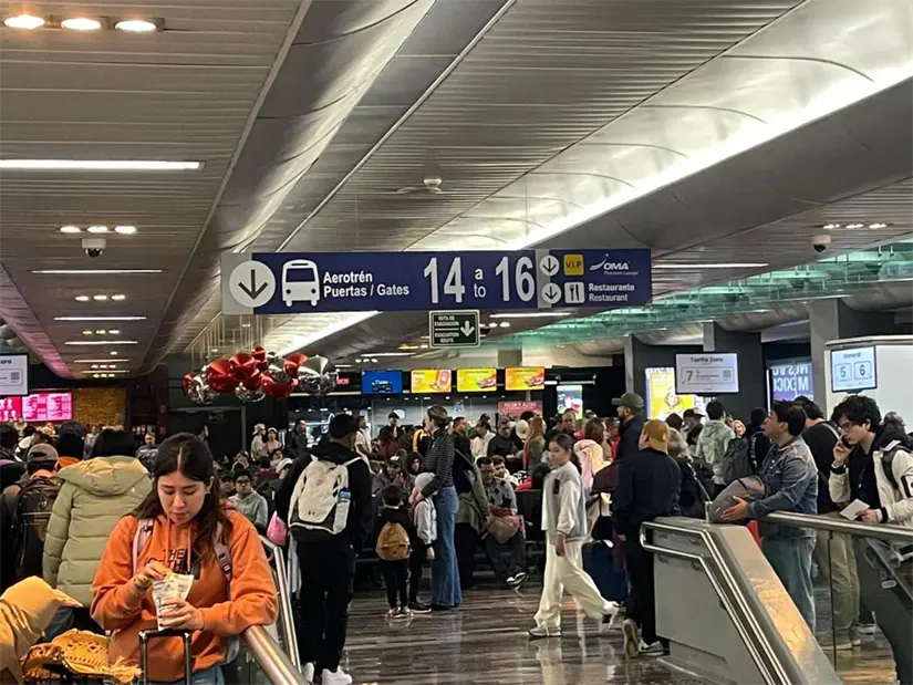 Pasajeros a la espera de tomar sus vuelos. Foto: Martín González.