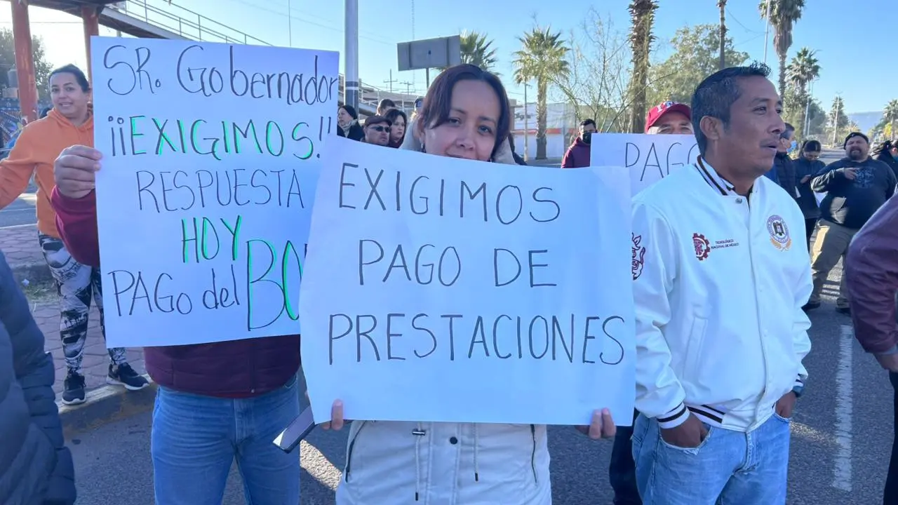 Manifestantes realizan bloqueo en la Secretaría de Educación de Durango. Foto: Alejando Ávila