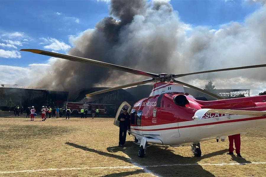 Familiares esperan la entrega de los cuerpos de las victimas del avionazo en Toluca: continúan peritajes