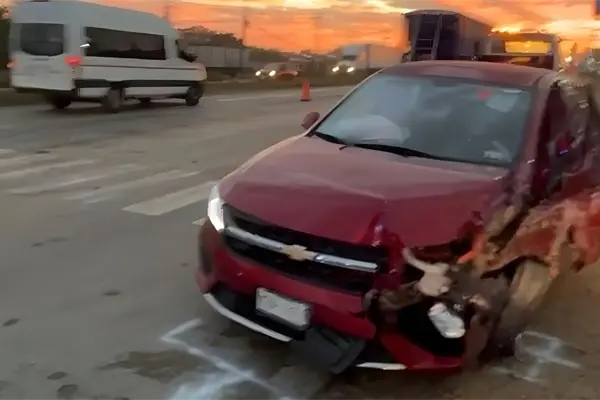 Presunto conductor ebrio desata accidente en la M&eacute;rida–Canc&uacute;n; hay un Va y Ven involucrado