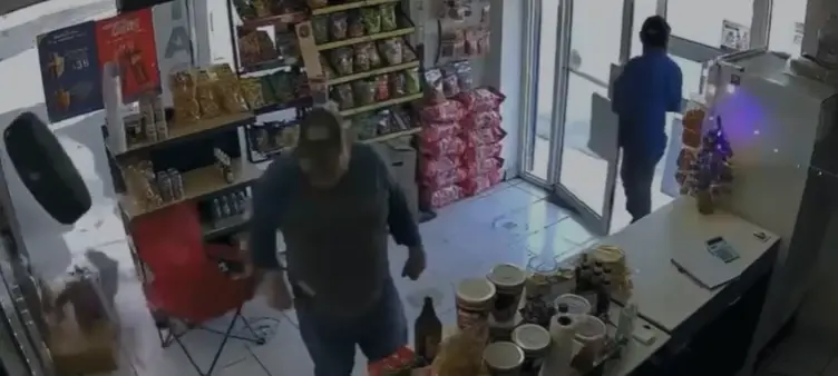 Momento donde la llanta impacta la ventana Foto: captura de pantalla