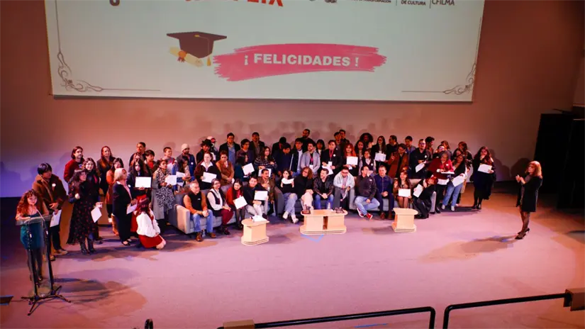 Entrega de diplomas a las y los 56 participantes en el Primer Taller de Escritura de Guion Cinematográfico y Televisivo en CDMX. | Foto: Secretaría de Cultura de la Ciudad de México
