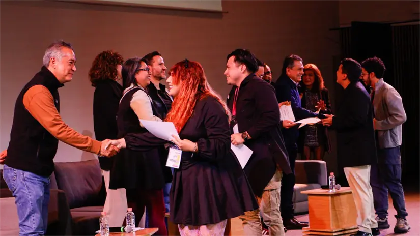 Entrega de diplomas en el Primer Taller de Escritura de Guion Cinematográfico y Televisivo en CDMX. | Foto: Secretaría de Cultura de la Ciudad de México