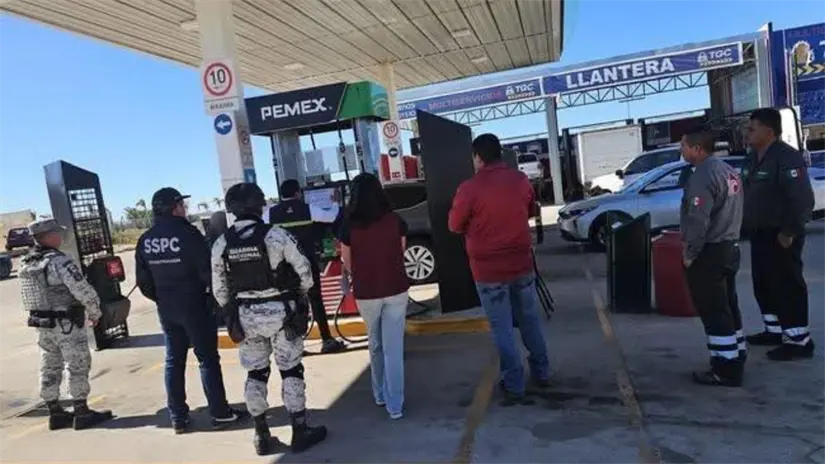 Personal de Profeco y autoridades federales realizan un operativo de verificación en una estación de servicio para revisar el despacho de combustible y el cumplimiento de la normatividad vigente. Foto: PROFECO