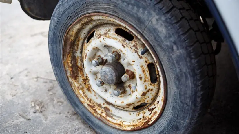 Las infracciones por llantas en mal estado se calculan en UMAs. Foto: Canva