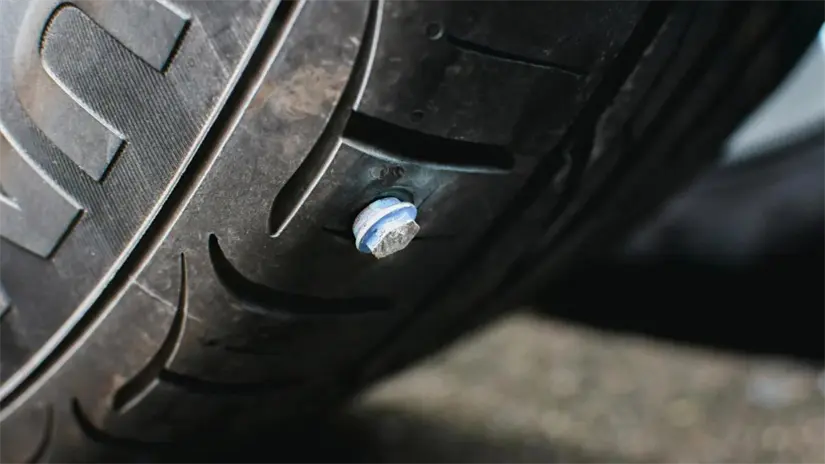 El desgaste de las llantas no solo implica una multa; también reduce el agarre en pavimento mojado. Foto: Canva