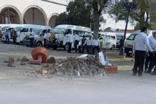 Da&ntilde;o al patrimonio en Otumba: unidad de pasajeros tira Cruz Atrial del exconvento