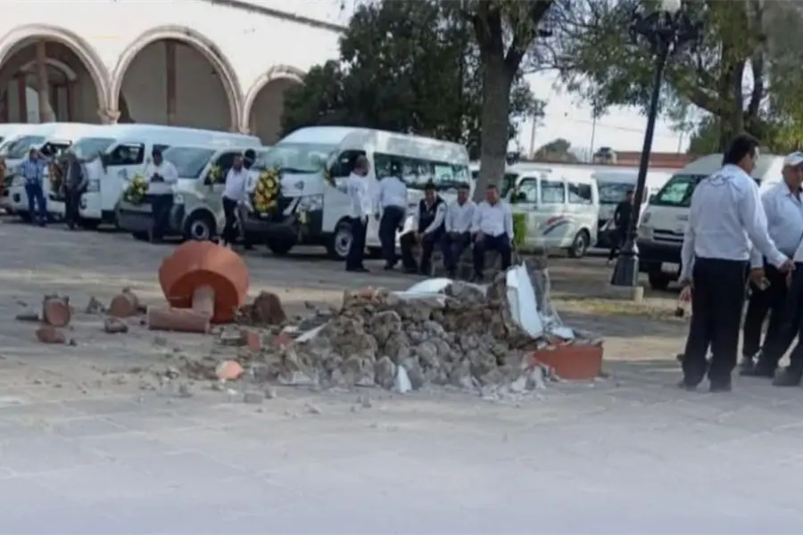 Da&ntilde;o al patrimonio en Otumba: unidad de pasajeros tira Cruz Atrial del exconvento