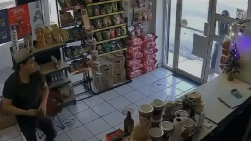 Momento antes del impacto de la llanta en el depósito Foto: Captura de pantalla