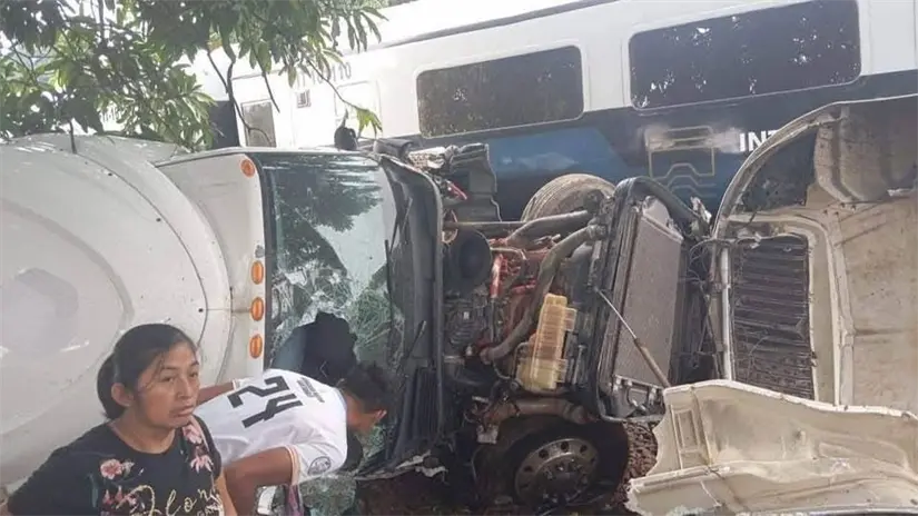 El accidente en Chiapas ocurrió cuando la unidad intentó cruzar las vías sin precaución. Foto: Isaín Mandujano.