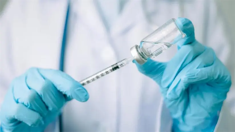 Ante el descenso de temperaturas, se intensifican las jornadas de vacunación gratuita contra influenza, COVID-19 y neumococo en las unidades médicas estatales. Foto: Canva