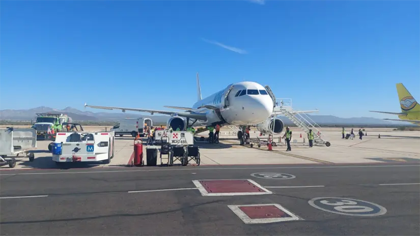 Un avión comercial en plataforma durante labores de abordaje y servicio, parte del crecimiento sostenido en operaciones aéreas del aeropuerto paceño. Foto: Héctor Romero / POSTA Baja California Sur