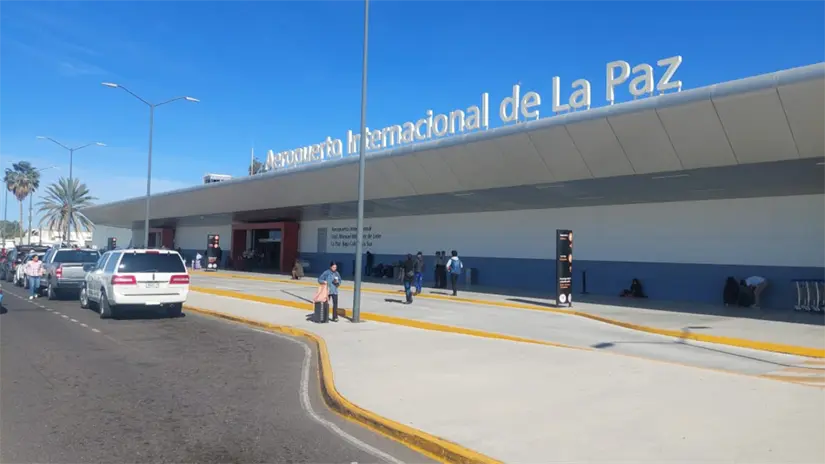 Vista exterior del Aeropuerto Internacional de La Paz, una de las principales puertas de entrada para visitantes nacionales y extranjeros a la capital de Baja California Sur. Foto: Héctor Romero / POSTA Baja California Sur