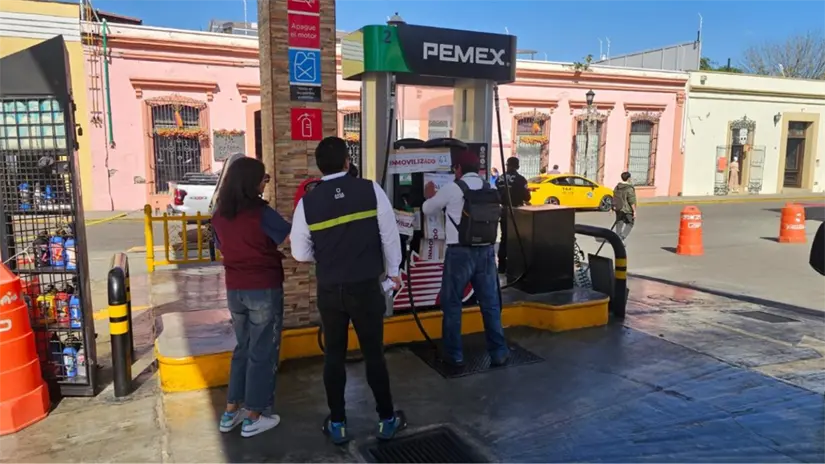 Inspección a gasolineras como parte del operativo extraordinario nacional encabezado por Profeco y la ASEA para detectar irregularidades en bombas despachadoras. Foto: PROFECO