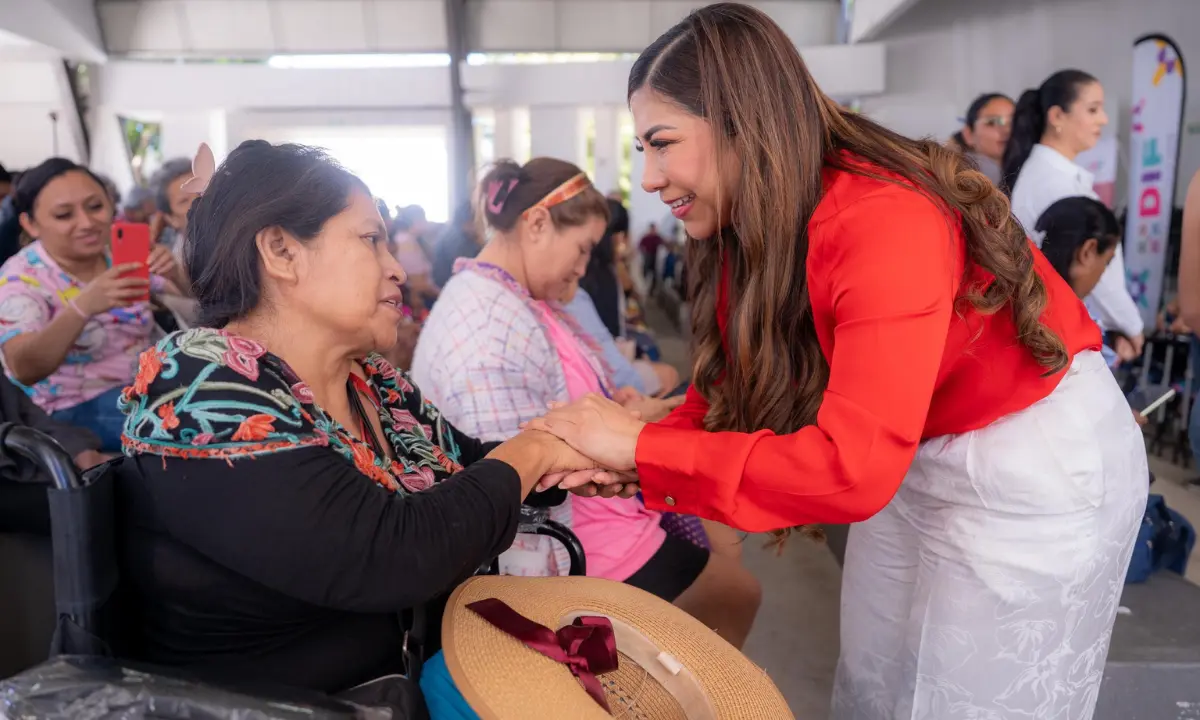 Presidenta honoraria del DIF Yucatán, Mtra. Wendy Méndez, con una de las beneficiarias Foto: Gobierno de Yucatán