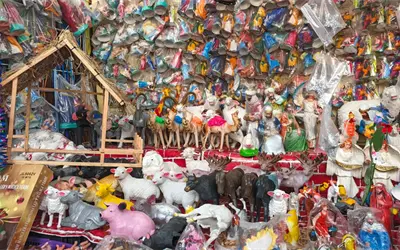 Venta de nacimientos en M&eacute;rida: el puesto navide&ntilde;o de los Portales de Granos en el centro de M&eacute;rida