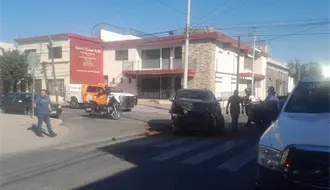 Reportan volcadura con personas lesionadas en el Centro de Monterrey