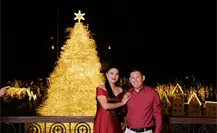 Pareja de bomberos se compromete frente al pino de Navidad de Matamoros