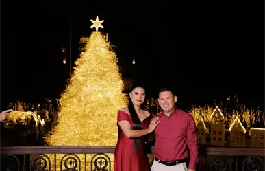 Pareja de bomberos se compromete frente al pino de Navidad de Matamoros