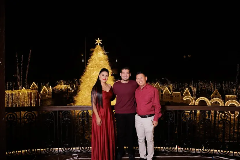 La pareja de bomberos junto al alcalde de Matamoros, Alberto Granados. FOTO|Beto Granados