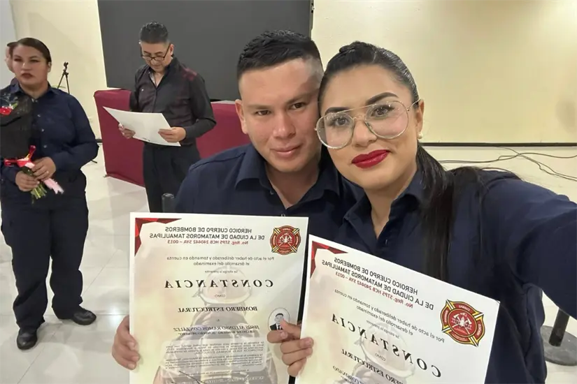 Génesis Sánchez y Jesús Ramos recientemente obtuvieron su certificación como bomberos estructurales. FOTO|Beto Granados