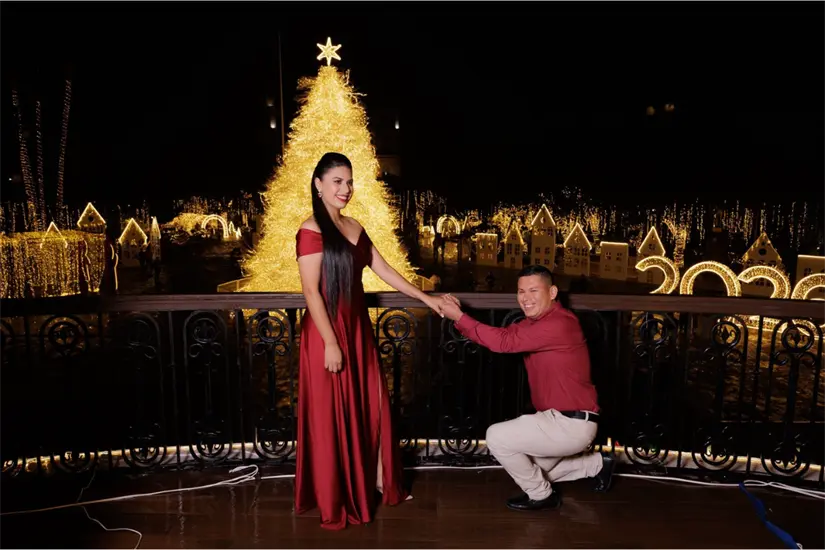 Una pareja de bomberos protagonizó un emotivo compromiso frente al pino de Navidad de Matamoros .FOTO|Beto Granados