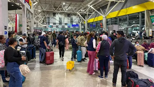 VIDEO l Esta noche del 19 de diciembre, miles salen y llegan a Monterrey para pasar la Navidad en familia