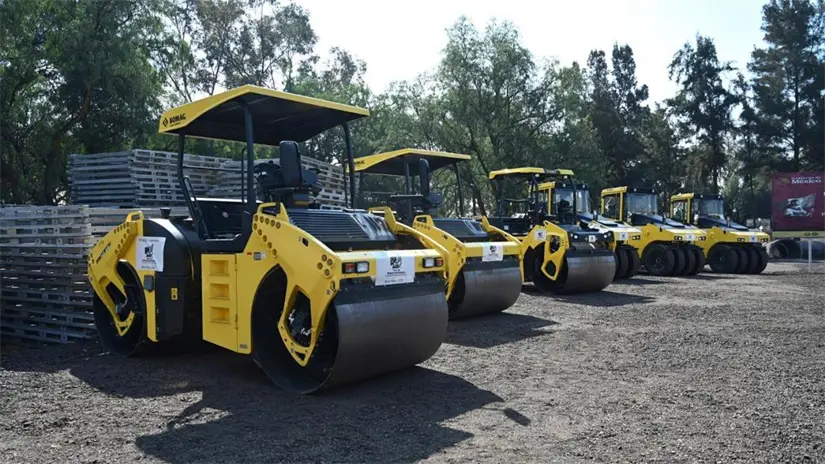 imagen recuadro Maquinaria especializada puede repavimentar hasta un kilómetro diario. Foto: X @GobiernoMX