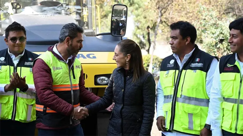 imagen recuadro Municipios como Chalco, Chimalhuacán y Valle de Chalco reciben equipos de bacheo. Foto: X @GobiernoMX