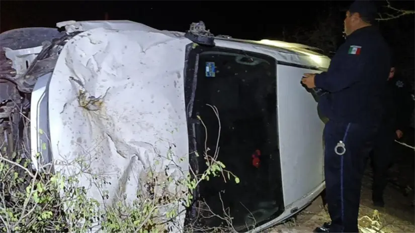 Una camioneta pick up volcó durante la madrugada en la entrada a la comunidad de Conquista Agraria, luego de que el conductor intentara esquivar ganado que se encontraba sobre la carretera. Foto: Más Noticias de BCS  / Facebook