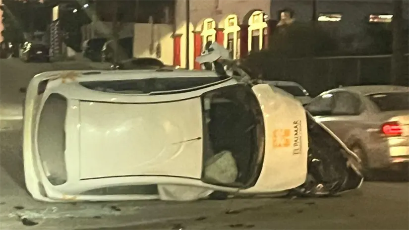 Autoridades activaron el protocolo de atención tras una volcadura registrada en calles de la colonia El Zacatal, en San José del Cabo; no se reportaron personas con lesiones graves. Foto: Sistema Alerta Ciudadana Los Cabos  / Facebook