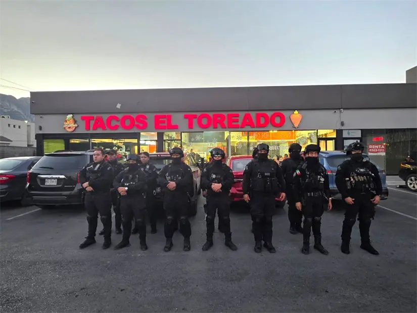 Policías frente a taquería. Foto: Policía de Santa Catarina.